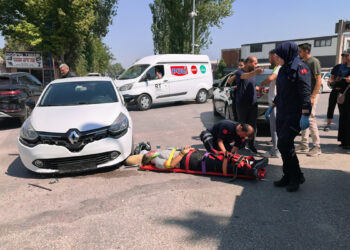Bursa'da iki otomobille çarpışan motosikletin sürücüsü yaralandı