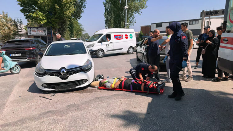 Bursa'da iki otomobille çarpışan motosikletin sürücüsü yaralandı