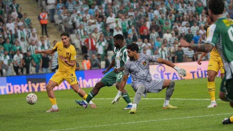 Bursaspor, evinde İstanbulspor'u ezdi geçti: 4-0