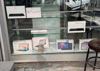 Camını taşla kırdıkları iş yerinden telefon ve tablet çaldılar: O anlar kameralara yansıdı