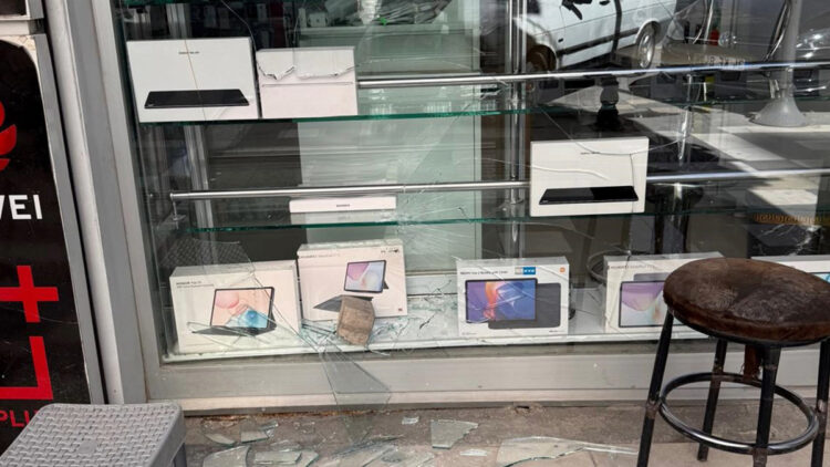 Camını taşla kırdıkları iş yerinden telefon ve tablet çaldılar: O anlar kameralara yansıdı