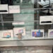 Camını taşla kırdıkları iş yerinden telefon ve tablet çaldılar: O anlar kameralara yansıdı