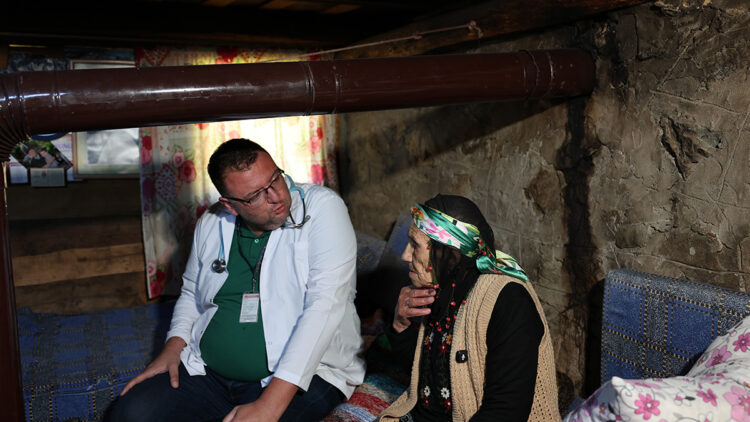 109 yaşındaki Sabriye Gündoğdu’ya yayla evinde muayene: "Yaşına göre dinç gördük"