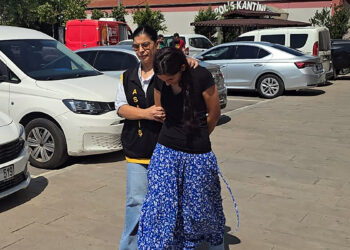 Camiye namaza gelen kadının çantasındaki altınları çaldılar