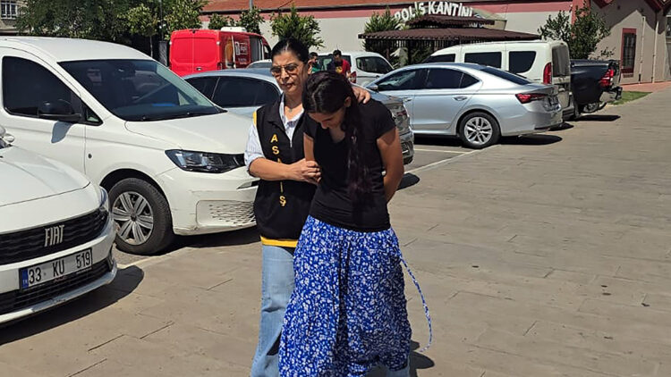 Camiye namaza gelen kadının çantasındaki altınları çaldılar