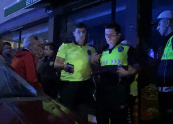 Ehliyetsiz ve alkollü sürücü ile yanındaki arkadaşları, polise zor anlar yaşattı