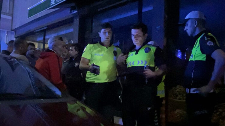 Ehliyetsiz ve alkollü sürücü ile yanındaki arkadaşları, polise zor anlar yaşattı