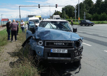 Yabancı plakalı cip, kırmızı ışıkta bekleyen 3 araca çarptı: 1 yaralı