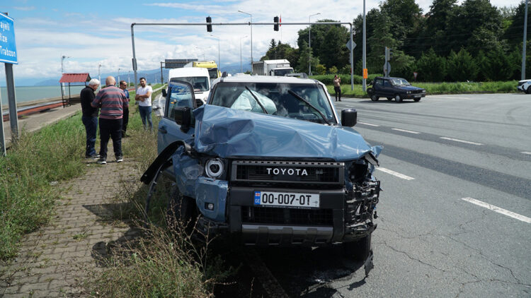 Yabancı plakalı cip, kırmızı ışıkta bekleyen 3 araca çarptı: 1 yaralı