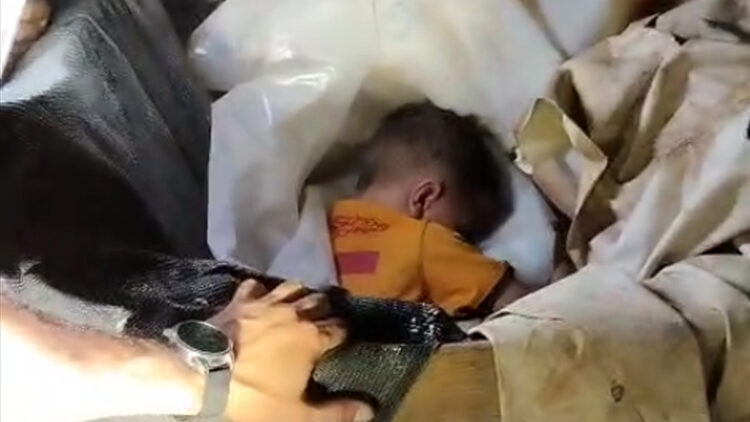 Kaybolan 6 yaşındaki Bünyamin, tahta paletler üzerinde uyurken bulundu
