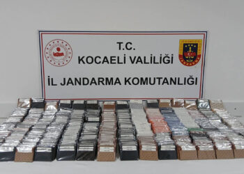 Durdurulan araçta, taklit cüzdanlar ile elektronik sigaralar ele geçirildi