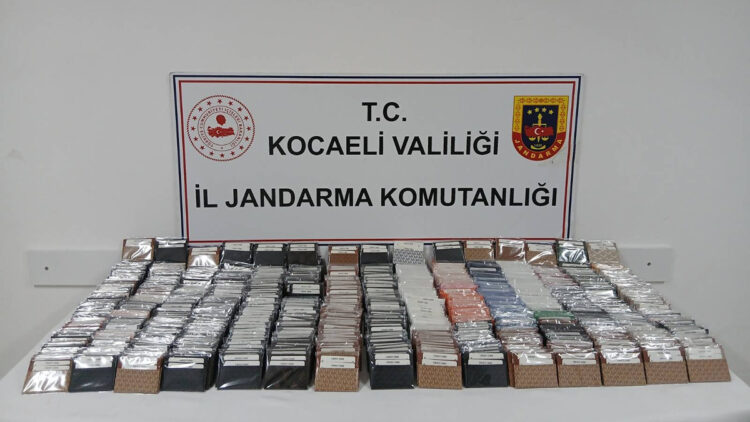 Durdurulan araçta, taklit cüzdanlar ile elektronik sigaralar ele geçirildi