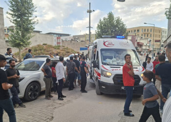 Darp edilen kadını kurtarmak isterken bıçaklandı; o anlar kameralara yansıdı