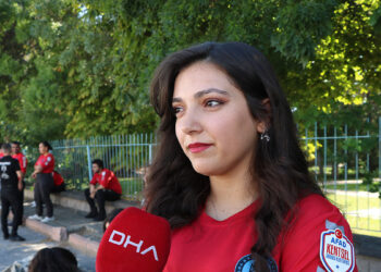 Depremde 2 arkadaşını kaybeden Zeynep, gönüllü arama kurtarma personeli oldu