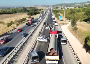 Deposu delinen TIR’dan dökülen mazot zincirleme kazaya yol açtı; belediye başkanının makam aracı da karıştı