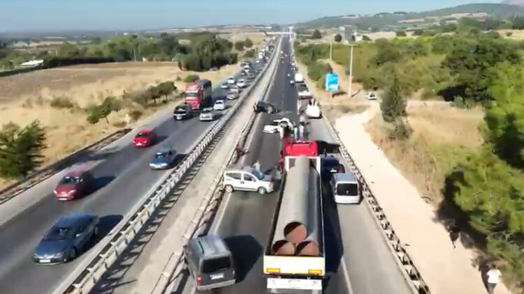 Deposu delinen TIR’dan dökülen mazot zincirleme kazaya yol açtı; belediye başkanının makam aracı da karıştı