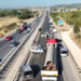 Deposu delinen TIR’dan dökülen mazot zincirleme kazaya yol açtı; belediye başkanının makam aracı da karıştı