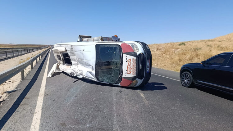 Mardin'de trafikte facia: Devrilen minibüsteki 13 öğrenci yaralandı
