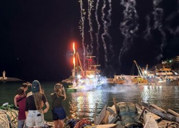 Tekirdağlı balıkçılar, dualar ve havai fişek gösterileriyle denize açıldı
