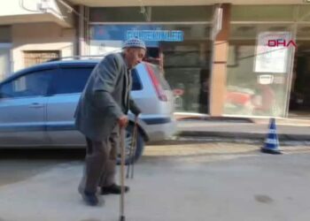 92 yaşındaki semer ustası, zanaatını yaşatmak için 2 bastonuyla dükkan açıyor