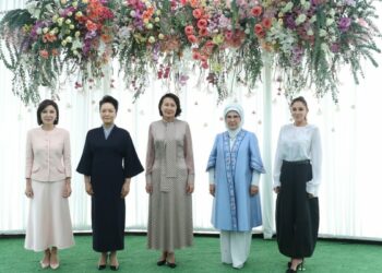Emine Erdoğan, Kırgızistan'da etnik el sanatları sergisini ziyaret etti