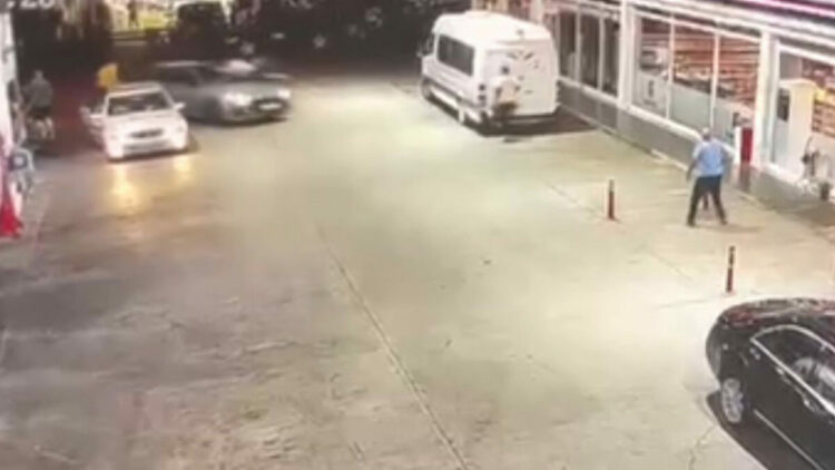 Edirne'de tartıştığı 2 kişiye otomobiliyle çarptı; o anlar kamerada
