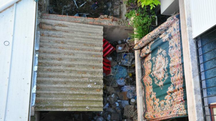Manisa'da apartmandakilerden 'çöp ev' tepkisi