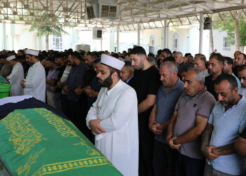 Gemi kazasında yaşamını yitiren Nisa toprağa verildi, babası aranıyor