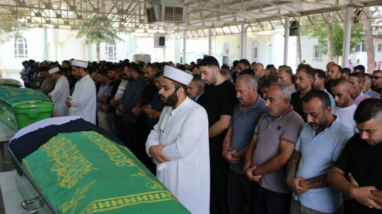 Gemi kazasında yaşamını yitiren Nisa toprağa verildi, babası aranıyor