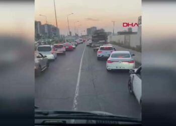 Sürücüler itfaiyeye ‘fermuar yöntemiyle’ yol verdi
