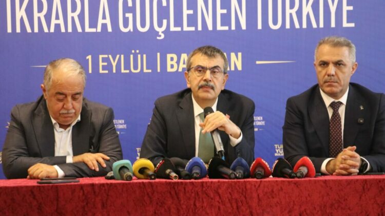 Bakan Tekin: Top artık bizde, hep beraber bu sürece sahip çıkalım