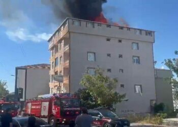 Ataşehir’de 5 katlı binanın çatısı alev alev yandı