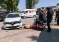 İki otomobille çarpışan motosikletin sürücüsü yaralandı