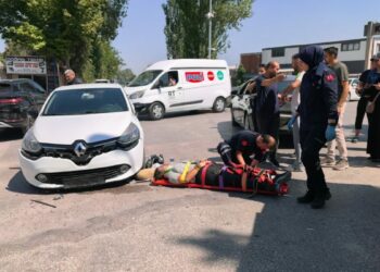 İki otomobille çarpışan motosikletin sürücüsü yaralandı