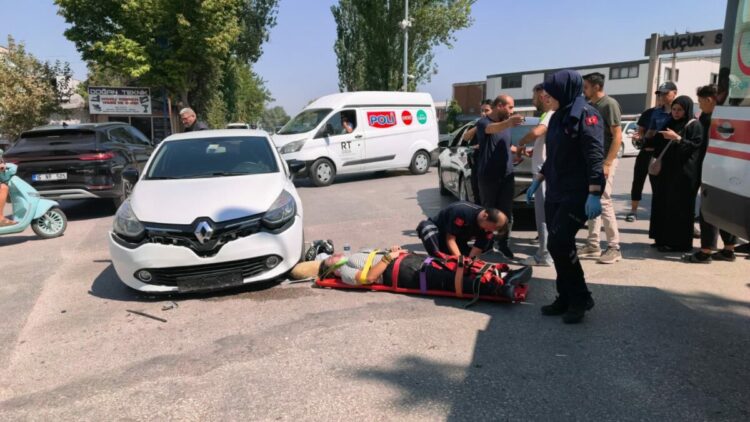 İki otomobille çarpışan motosikletin sürücüsü yaralandı