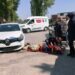 İki otomobille çarpışan motosikletin sürücüsü yaralandı