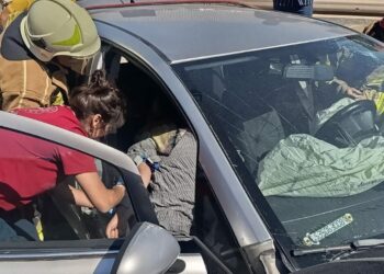 Otomobil bariyerlere çarpıp, refüje düştü; 1’i ağır 3 yaralı
