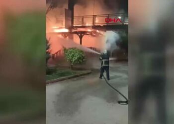 Seyhan Nehri üzerindeki asma yaya köprüsünde yangın