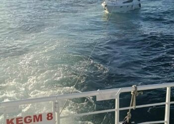 Beylikdüzü açıklarında makine arızası nedeniyle sürüklenen tekne kurtarıldı