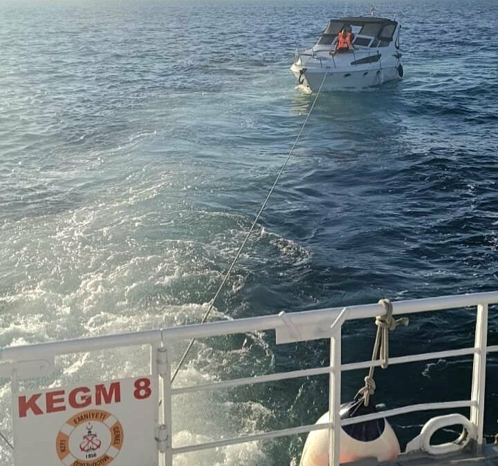 Beylikdüzü açıklarında makine arızası nedeniyle sürüklenen tekne kurtarıldı