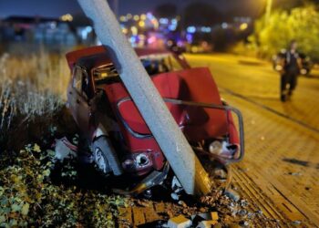 Çanakkale otomobil, yolun karşına geçmeye çalışan aileye çarptı: 1 ölü, 4 yaralı