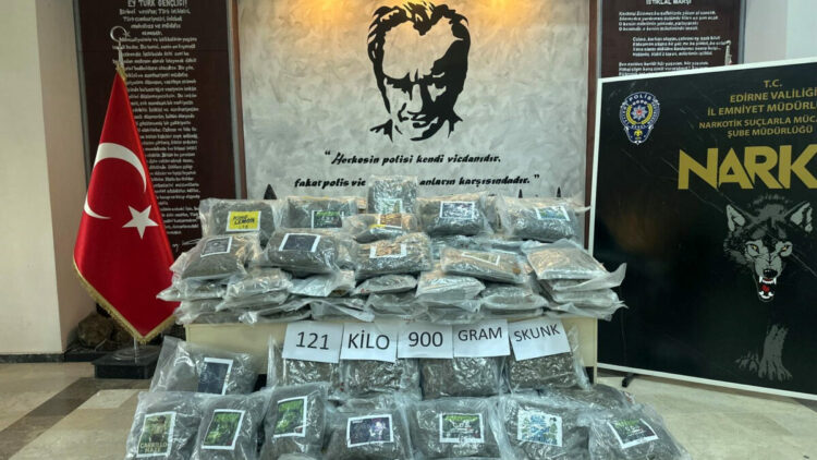 Hamzabeyli’de TIR’da 121 kilo 900 gram skunk ele geçirildi