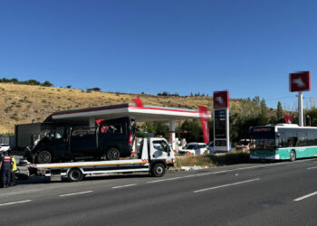 Minibüs, özel halk otobüsüne çarptı: 3 yaralı