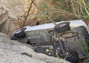 Sürücüsü fenalaşan otomobil menfezin girişine düştü: 3 yaralı