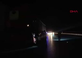 Arızalanan TIR’ı tamir ederken otomobil çarptı; 1 ağır yaralı