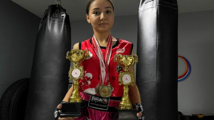 Mağazada çalışıp, spor salonu aidatını ödediği ‘muay thai’de şampiyon oldu