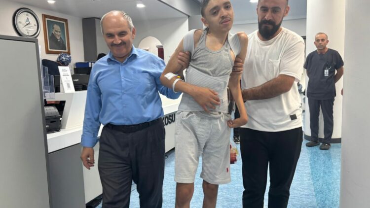 Skolyoz hastası Bünyamin, ameliyatla sağlığına kavuştu