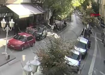 Ehliyetsiz sürücünün kullandığı motosiklet taksiye çarptı; kaza kamerada