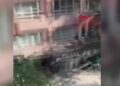 Ev yangınında anne ve 2 çocuğu dumandan etkilendi
