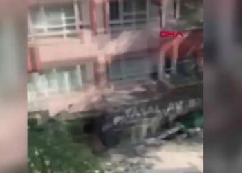 Ev yangınında anne ve 2 çocuğu dumandan etkilendi